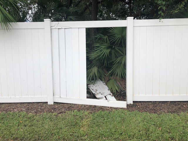 Vinyl fence with missing pickets repaired in Orlando